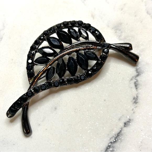 Elegant Vintage Black Curved Leaf Brooch With Navette and Round Rhinestones - Picture 1 of 4